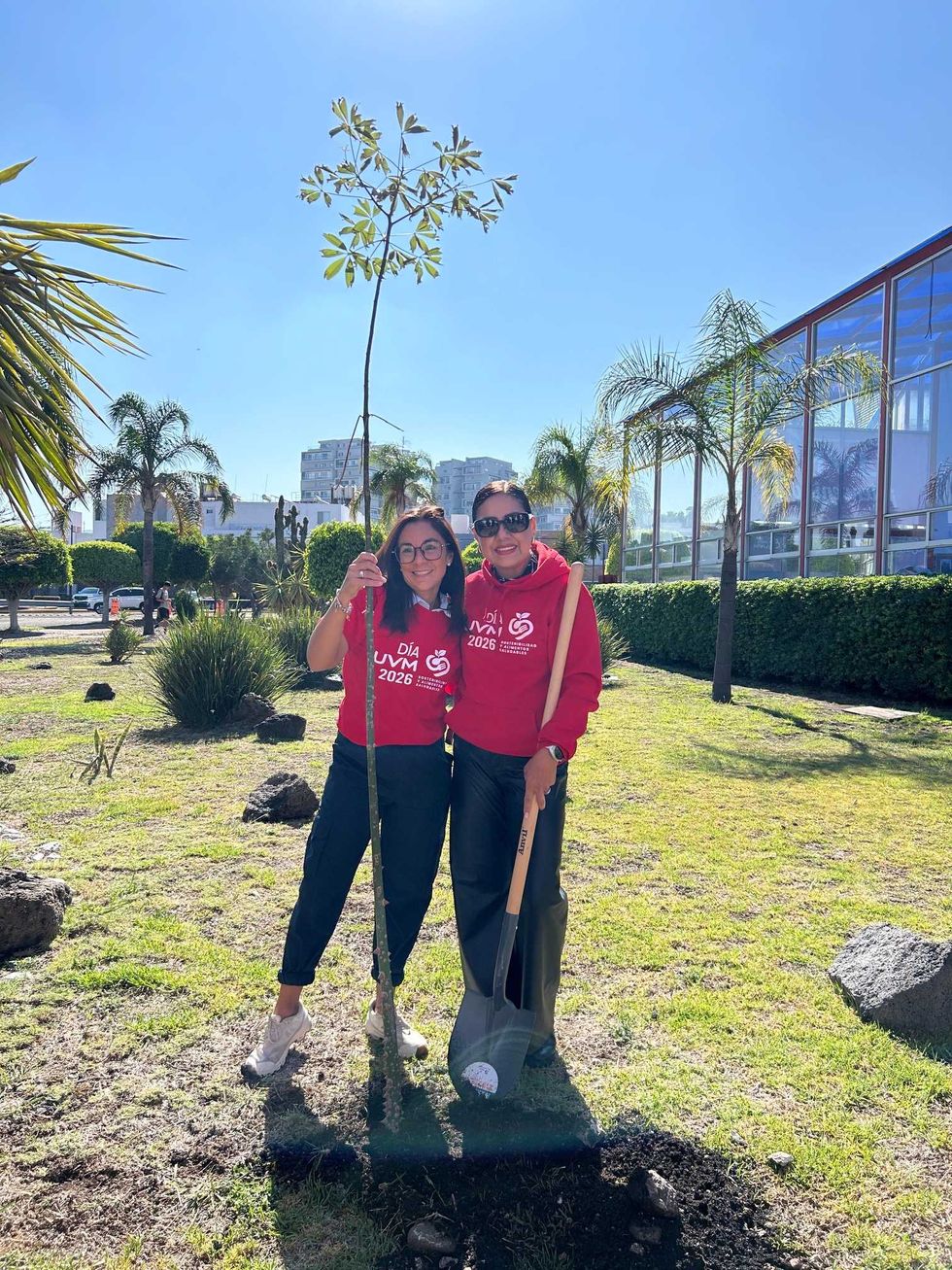 Personas voluntarias preparan el terreno para plantar \u00e1rboles en un \u00e1rea verde urbana de Quer\u00e9taro.