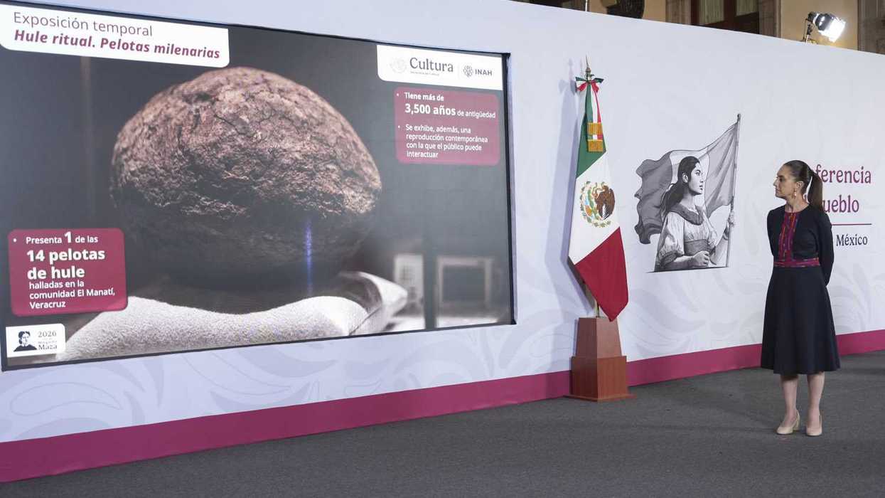 Piezas arqueológicas e históricas repatriadas a México, presentadas por el INAH durante la conferencia matutina del Gobierno Federal.
