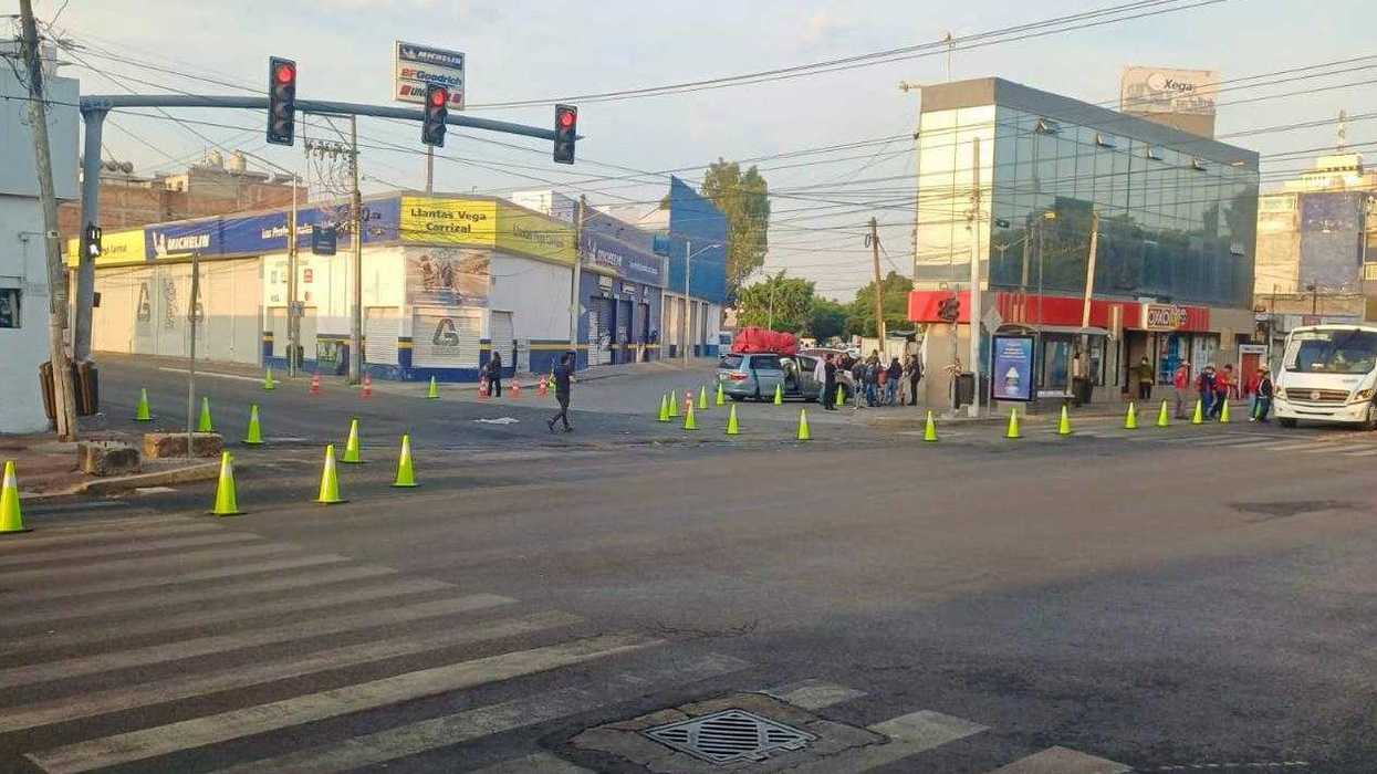 Pilotaje vial con elementos temporales en cruce Zaragoza Ezequiel Montes Centro Histórico Querétaro