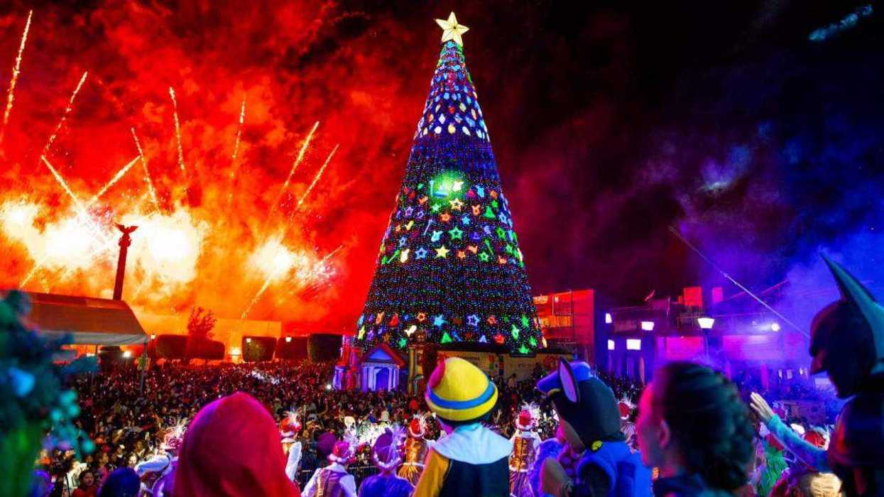 Pino navideño monumental de 24 metros iluminado en Plaza Independencia San Juan del Río durante Festival Alegría 2025.