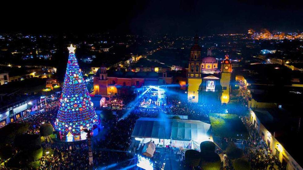 Pino navideño monumental de 24 metros iluminado en Plaza Independencia San Juan del Río durante Festival Alegría 2025.