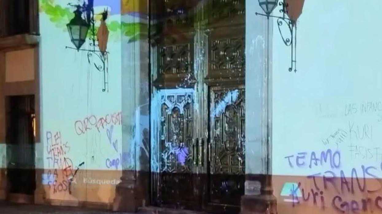 Pintas y cristales rotos en la fachada del Palacio de Gobierno de Querétaro tras la marcha.