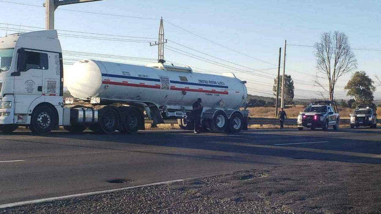 Pipa asegurada tras captura de conductor ebrio en federal 57, San Juan del Río.