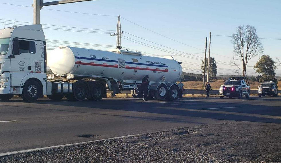 Pipa asegurada tras captura de conductor ebrio en federal 57, San Juan del Río.