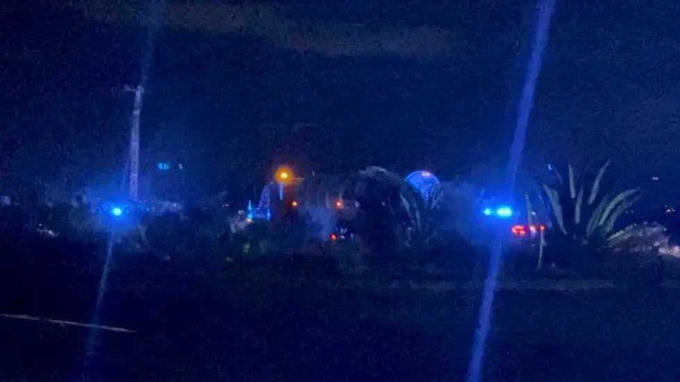 Pipa cisterna detenida entre vegetaci\u00f3n semi\u00e1rida, rodeada de luces de emergencia azules y naranjas de patrullas, en la carretera Federal 45 en los l\u00edmites de Quer\u00e9taro e Hidalgo.
