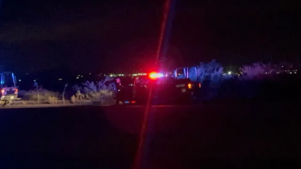 Pipa cisterna detenida entre vegetaci\u00f3n semi\u00e1rida, rodeada de luces de emergencia azules y naranjas de patrullas, en la carretera Federal 45 en los l\u00edmites de Quer\u00e9taro e Hidalgo.