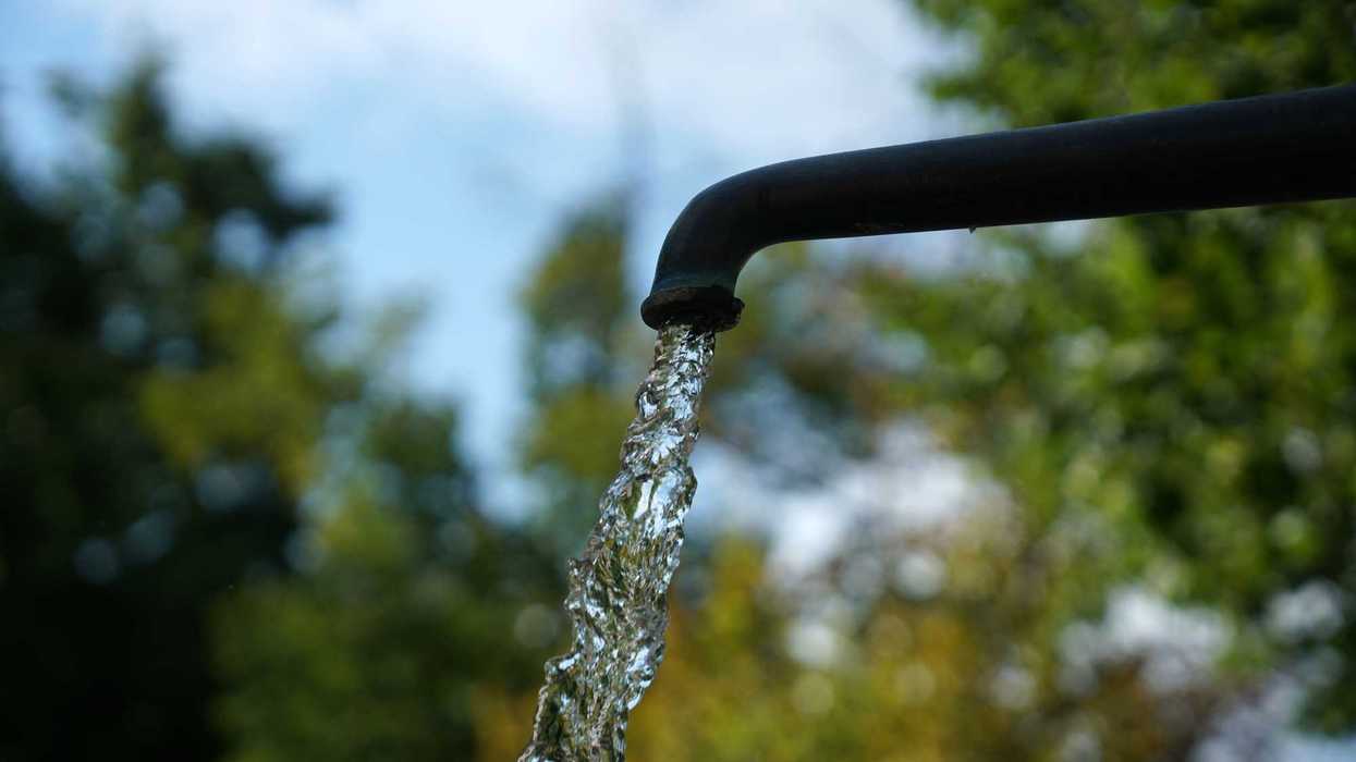 Pipa de agua en colonia de San Juan del Río durante corte de agua por mantenimiento de JAPAM al Pozo 20