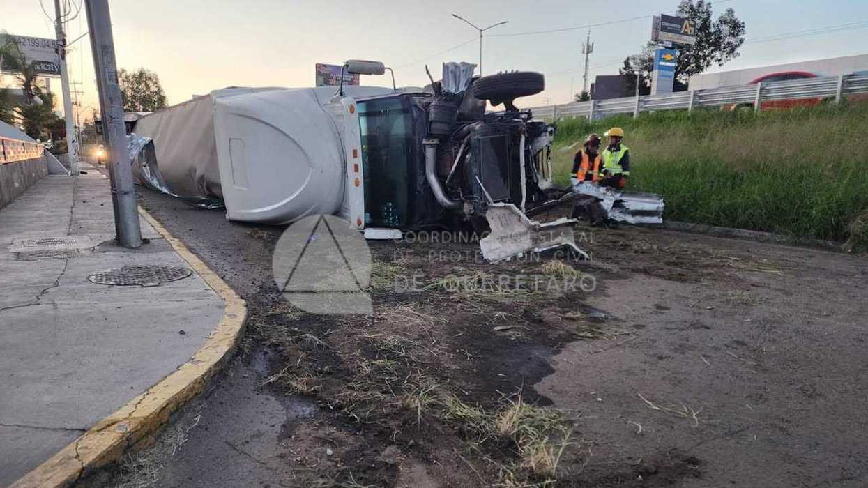 Pipa de combustible volcada sobre el acotamiento de la carretera federal 57, con personal de bomberos en el lugar