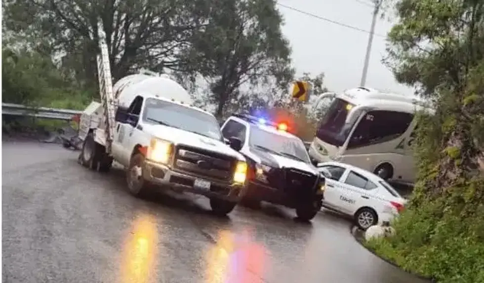Pipa de gas LP, patrulla y autob\u00fas detenidos en el tramo Ahuacatl\u00e1n-Pinal de Amoles tras el accidente.