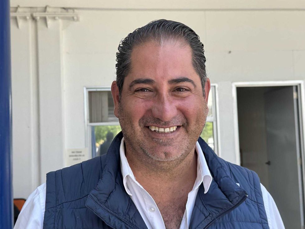 Pipa de la JAPAM distribuye agua potable en colonia irregular de San Juan del R\u00edo dentro del programa Agua a tu Alcance