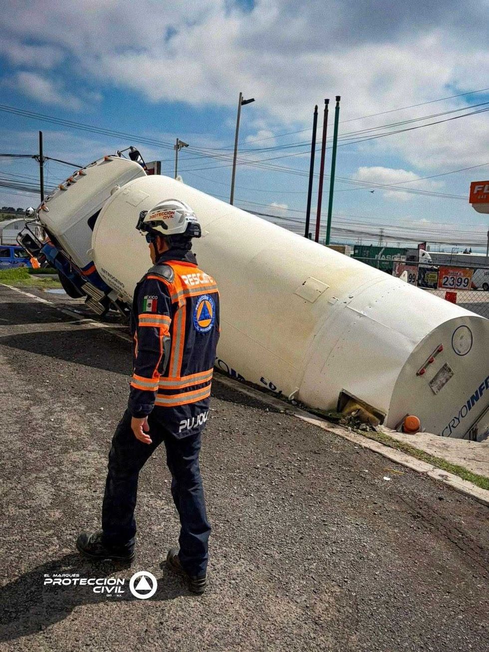 Pipa de transporte de nitr\u00f3geno permanece inclinada junto a la autopista M\u00e9xico-Quer\u00e9taro mientras Protecci\u00f3n Civil supervisa la zona.
