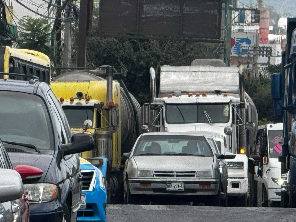 Pipas y tractocamiones entre autos sobre Paseo Central en San Juan del R\u00edo, donde tr\u00e1ileres afectan la movilidad