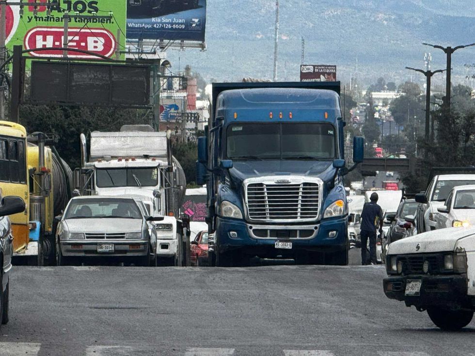 Pipas y tractocamiones entre autos sobre Paseo Central en San Juan del R\u00edo, donde tr\u00e1ileres afectan la movilidad