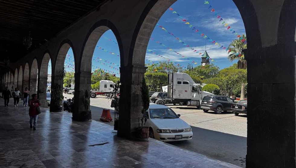 Piso de m\u00e1rmol roto y levantado bajo los portales de Polotitl\u00e1n, con barreras viales naranjas sobre las zonas m\u00e1s da\u00f1adas del centro hist\u00f3rico.