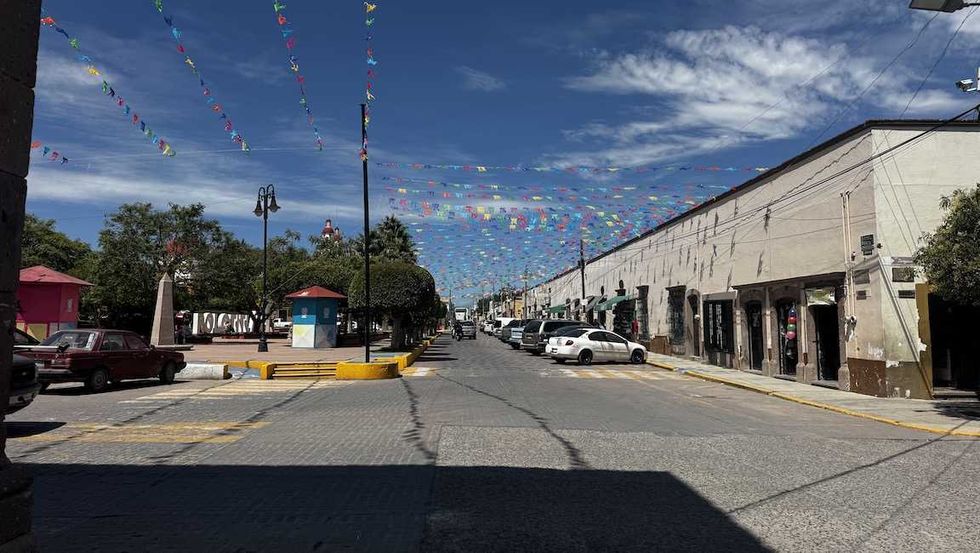 Piso de m\u00e1rmol roto y levantado bajo los portales de Polotitl\u00e1n, con barreras viales naranjas sobre las zonas m\u00e1s da\u00f1adas del centro hist\u00f3rico.