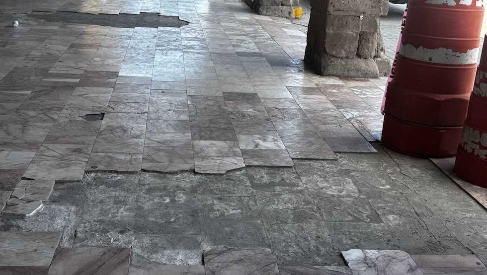 Piso de m\u00e1rmol roto y levantado bajo los portales de Polotitl\u00e1n, con barreras viales naranjas sobre las zonas m\u00e1s da\u00f1adas del centro hist\u00f3rico.