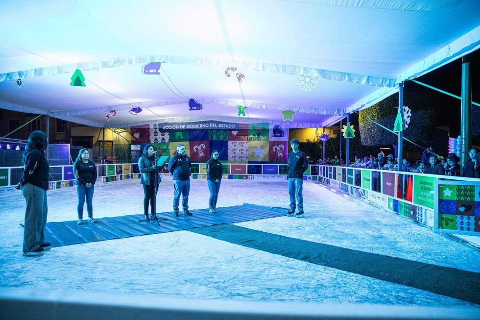 Pista de hielo gratuita del Festival Alegría 2025 en Plaza Independencia, San Juan del Río, Querétaro.