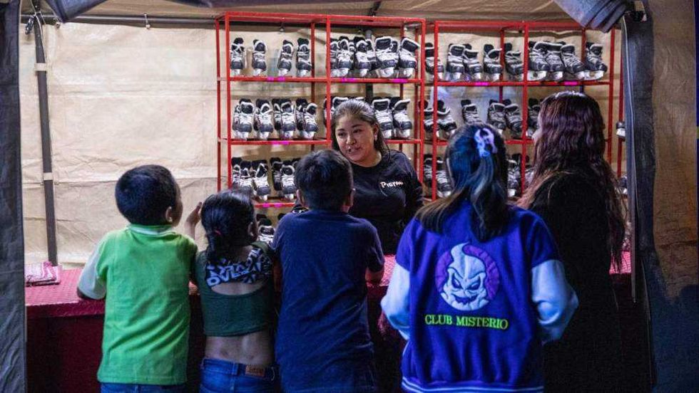 Pista de hielo gratuita del Festival Alegría 2025 en Plaza Independencia, San Juan del Río, Querétaro.