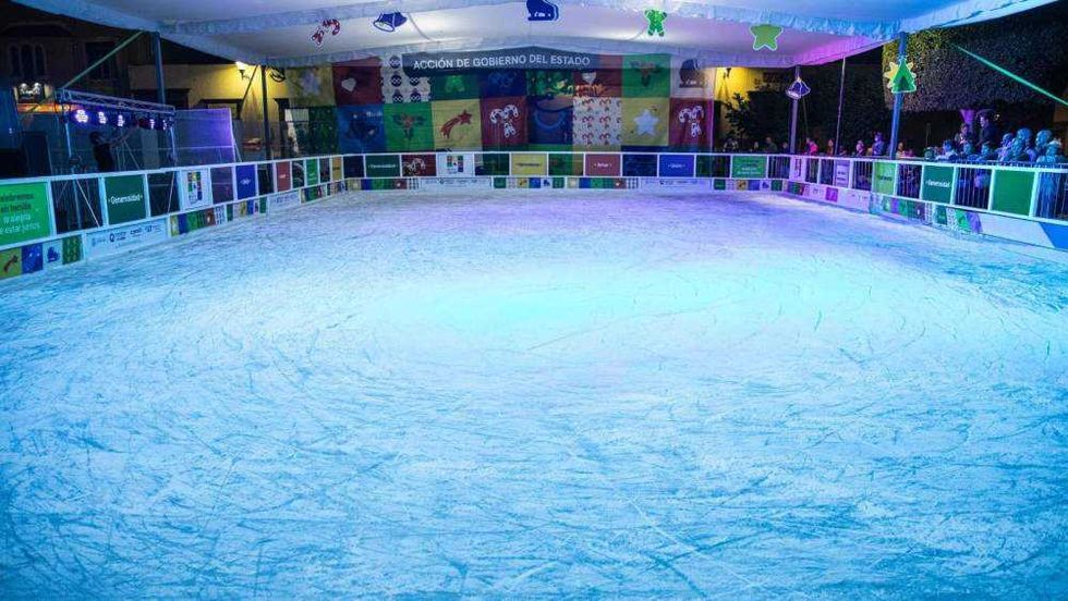 Pista de hielo gratuita del Festival Alegría 2025 en Plaza Independencia, San Juan del Río, Querétaro.