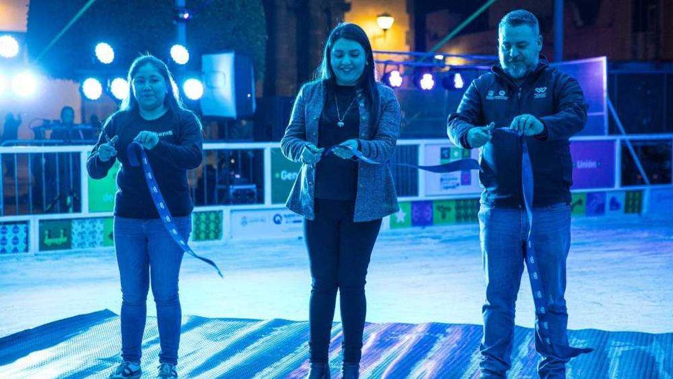 Pista de hielo gratuita del Festival Alegría 2025 en Plaza Independencia, San Juan del Río, Querétaro.
