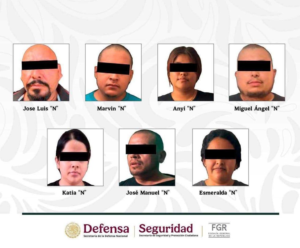 Placa con fotograf\u00edas y nombres de siete personas detenidas en Michoac\u00e1n, con los ojos cubiertos, difundida por Sedena, SSPC y FGR.