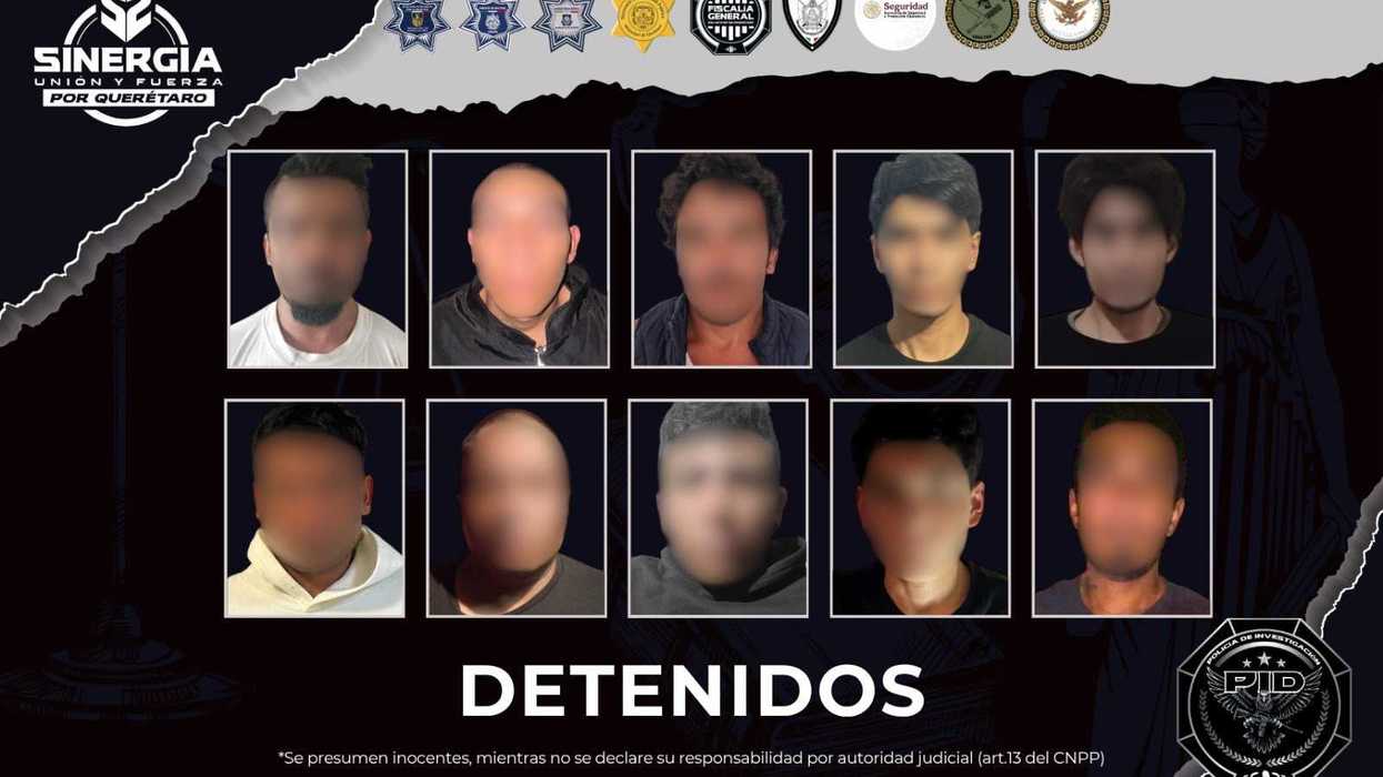 Placa de la Fiscalía de Querétaro con los 10 detenidos en cateos simultáneos de la estrategia Sinergia, con rostros difuminados.