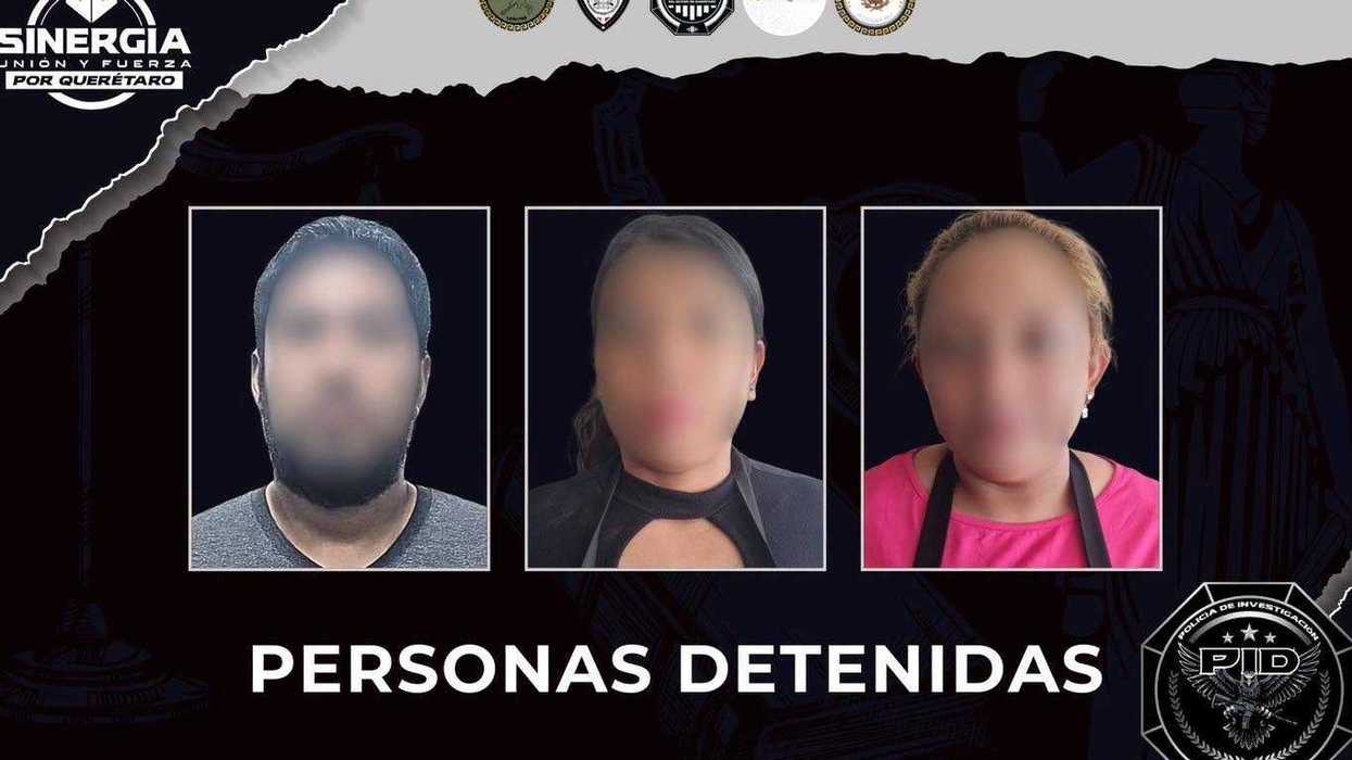 Placa de la Fiscalía General de Querétaro con las tres personas detenidas en los cateos de El Marqués y San Juan del Río.