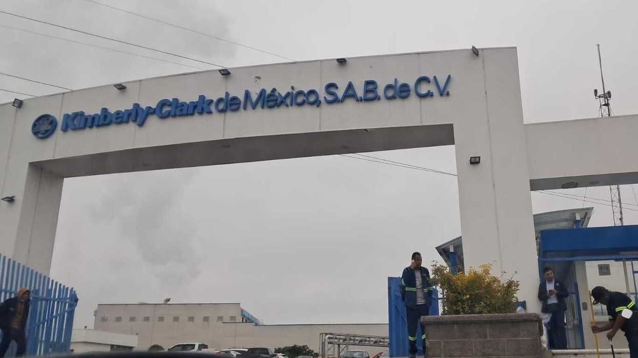 Planta de Kimberly-Clark en San Juan del Río donde joven trabajador murió al caer en maquinaria durante turno nocturno en accidente laboral