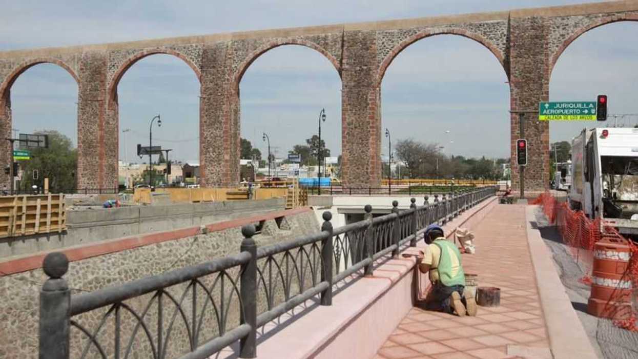 Plaza pública que se construye en la cara sur del acueducto de Querétaro.
