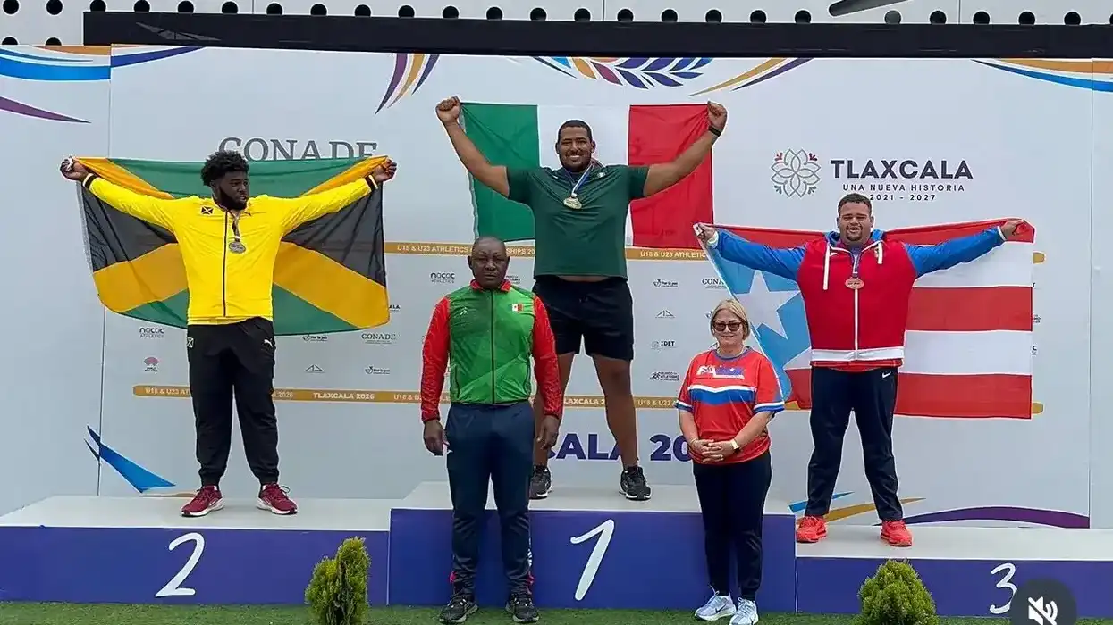 Podio de una prueba de lanzamientos del NACAC 2026 con banderas de Jamaica, México y Puerto Rico