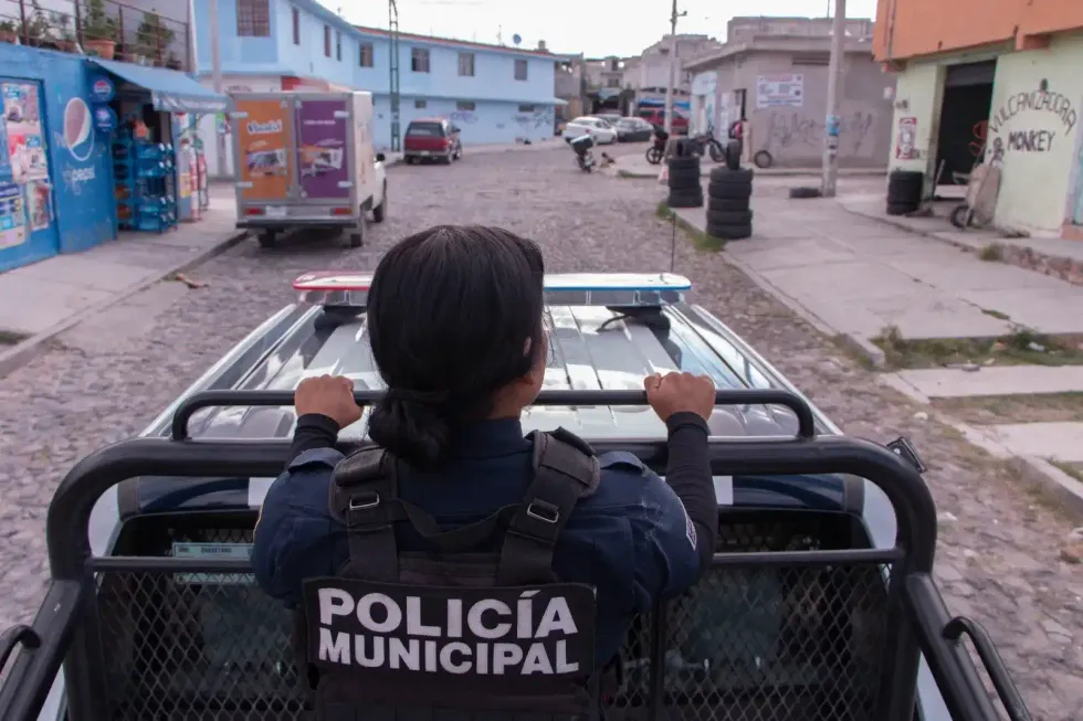 Polic\u00eda municipal a bordo de una patrulla durante un recorrido de vigilancia en una colonia de Quer\u00e9taro