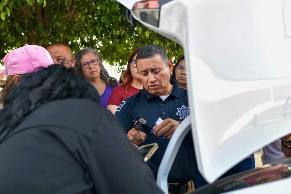 Polic\u00eda municipal de Corregidora explica componente vehicular a grupo de vecinos durante taller de mec\u00e1nica b\u00e1sica en Quer\u00e9taro 2026.