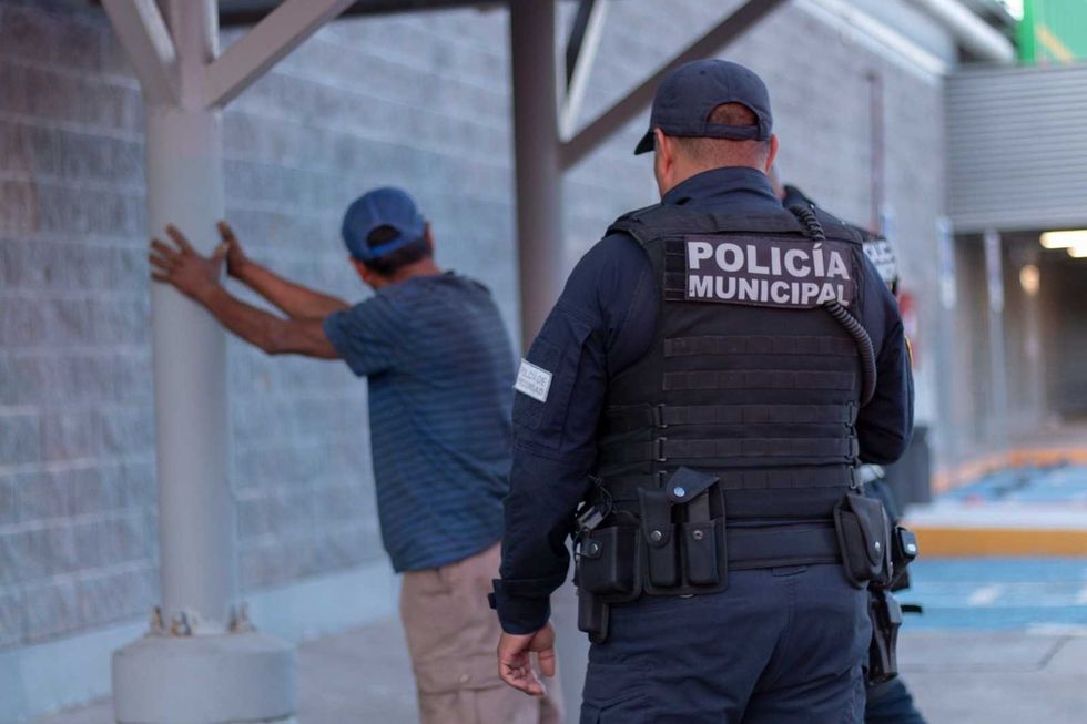 Polic\u00eda Municipal de Quer\u00e9taro realiza una revisi\u00f3n a una persona en la v\u00eda p\u00fablica