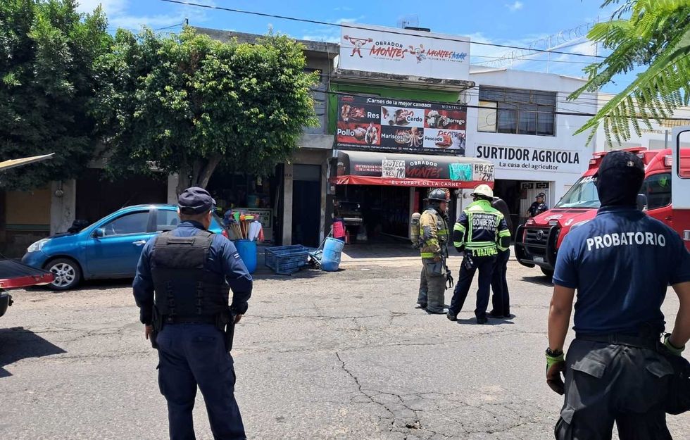 Polic\u00eda y bomberos vigilan el per\u00edmetro frente a comercios en Avenida Ju\u00e1rez tras incendio en local de productos de limpieza