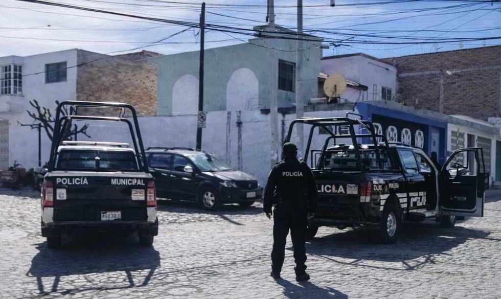 Polic\u00edas de Investigaci\u00f3n cierran calle durante cateos de Fiscal\u00eda por delitos contra la salud en San Juan del R\u00edo