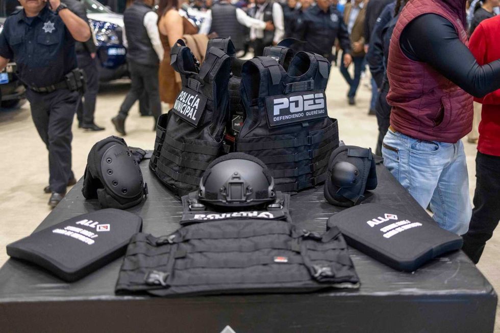 Polic\u00edas estatales y municipales reciben equipamiento t\u00e1ctico y uniformes. La inversi\u00f3n beneficiar\u00e1 a corporaciones de la Zona Metropolitana, Semidesierto y Sierra Gorda.