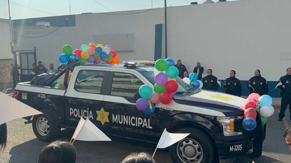 Polic\u00edas municipales de Quer\u00e9taro durante banderazo de salida del operativo de entrega de 4 mil 800 juguetes por D\u00eda de Reyes 2026.