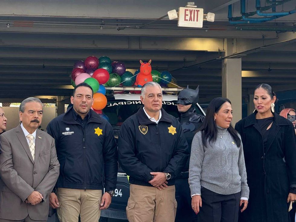 Polic\u00edas municipales de Quer\u00e9taro durante banderazo de salida del operativo de entrega de 4 mil 800 juguetes por D\u00eda de Reyes 2026.