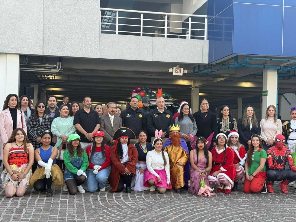 Polic\u00edas municipales de Quer\u00e9taro durante banderazo de salida del operativo de entrega de 4 mil 800 juguetes por D\u00eda de Reyes 2026.