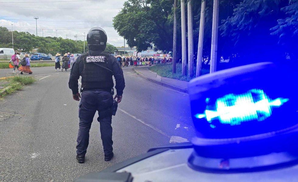 Polic\u00edas municipales de Quer\u00e9taro efectuaron recorridos de vigilancia y aseguraron dos armas de fuego durante operativos realizados en las siete delegaciones de la capital.