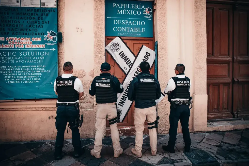 Polic\u00edas municipales e investigadores frente al inmueble asegurado con sellos de la Fiscal\u00eda en el Centro