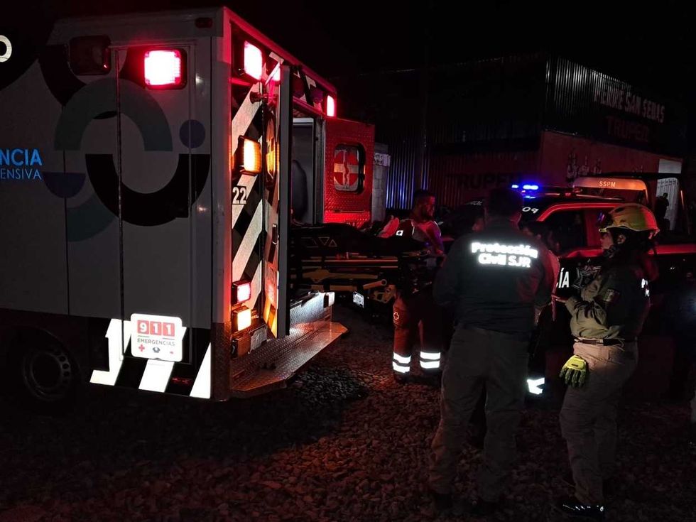 Polic\u00edas y param\u00e9dicos trabajan junto a las v\u00edas del tren durante la noche tras un atropellamiento en San Juan del R\u00edo