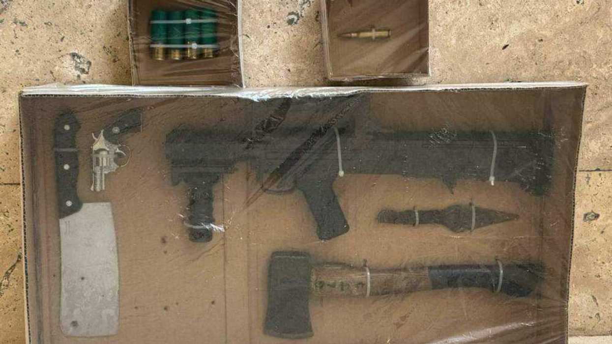 Policía asegura armas tras agresión doméstica en San Juan del Río.