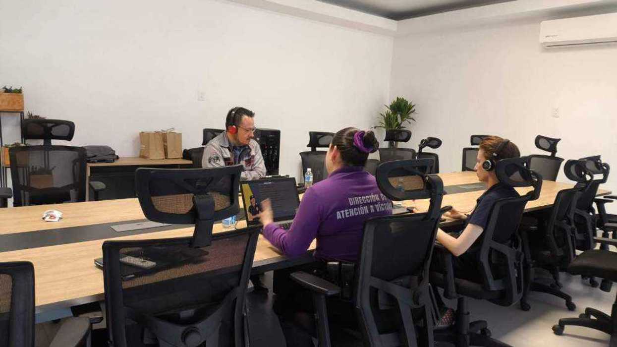 Policía de Querétaro capacita a personal de Toyota sobre prevención de violencia.