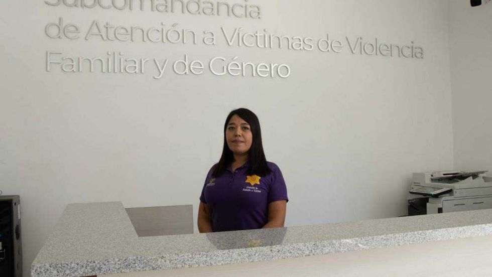 Policía de Querétaro capacita a personal de Toyota sobre prevención de violencia.