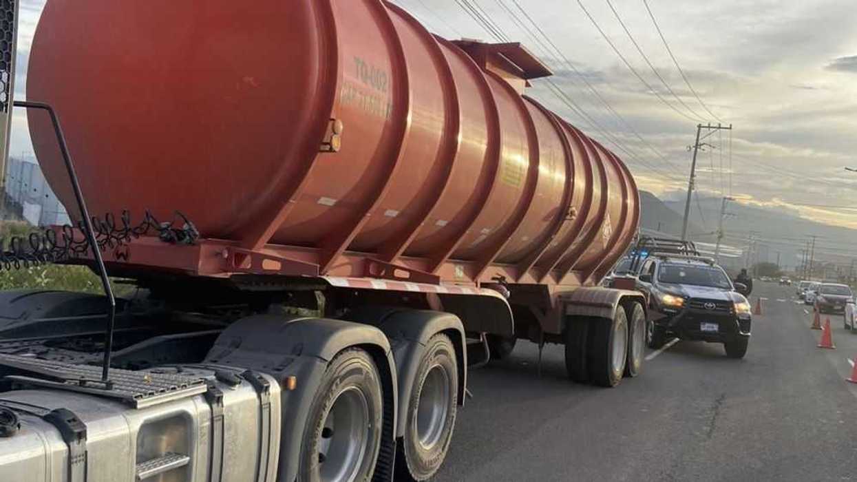 Policía municipal asegura tráiler con hidrocarburo ilegal en San Juan del Río.