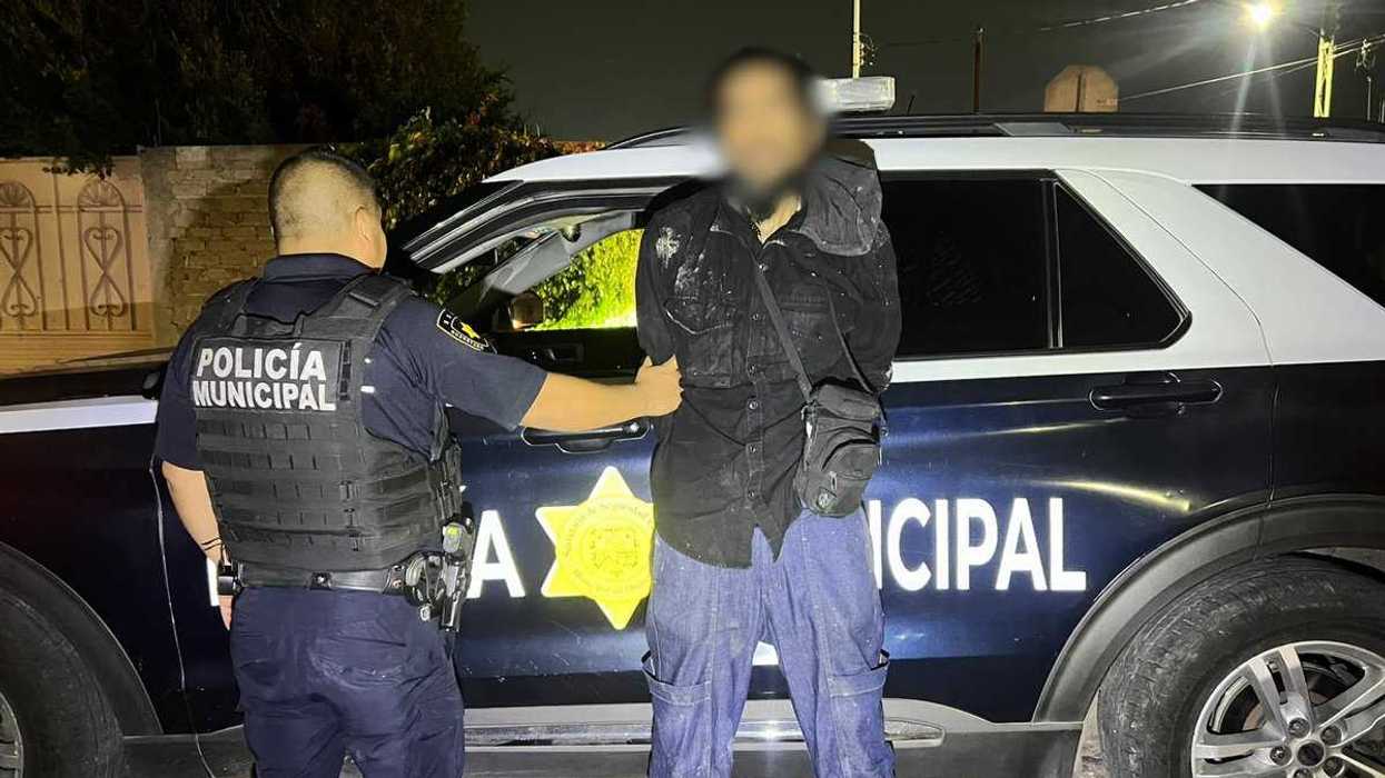 Policía municipal de Querétaro custodia a hombre detenido por robo a vehículo en Colinas de Menchaca