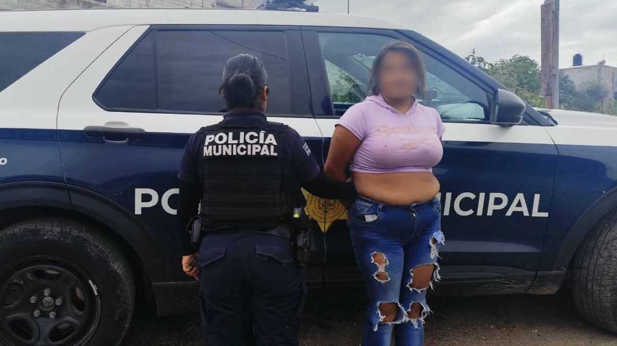 Policía Municipal de Querétaro detiene a una mujer junto a una patrulla en la colonia Las Margaritas.