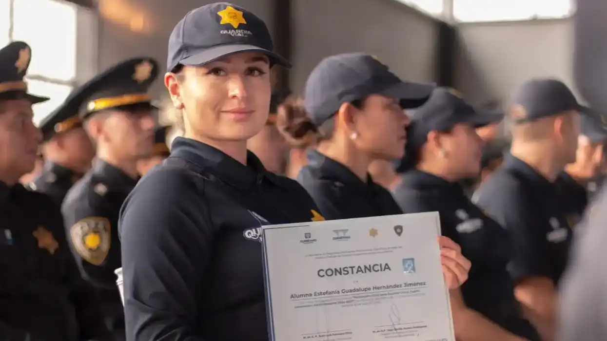 Policía municipal de Querétaro sostiene su constancia de formación inicial