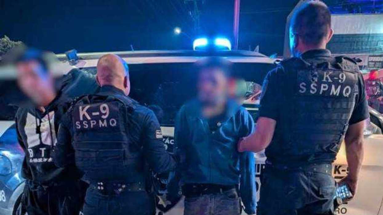 Policía municipal efectuó la detención de dos masculinos tras intento de robo a tienda en zona comercial de Querétaro.